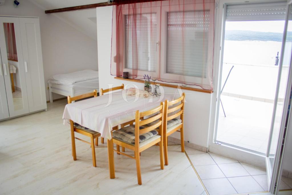 Ekskluzivna nepremičnina v Crikvenici: 602 m², bazen, 8 apartmajev, 250 m od morja