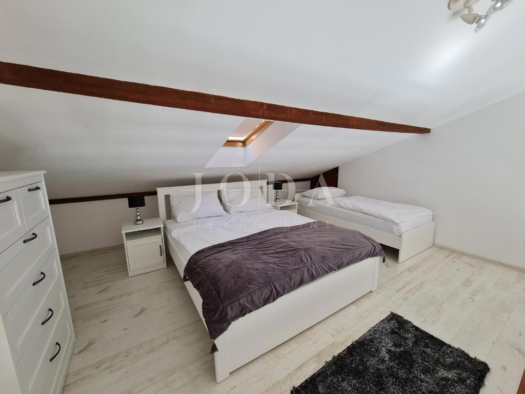 Ekskluzivna nepremičnina v Crikvenici: 602 m², bazen, 8 apartmajev, 250 m od morja