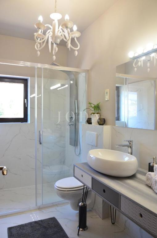 Ekskluzivna nepremičnina v Crikvenici: 602 m², bazen, 8 apartmajev, 250 m od morja