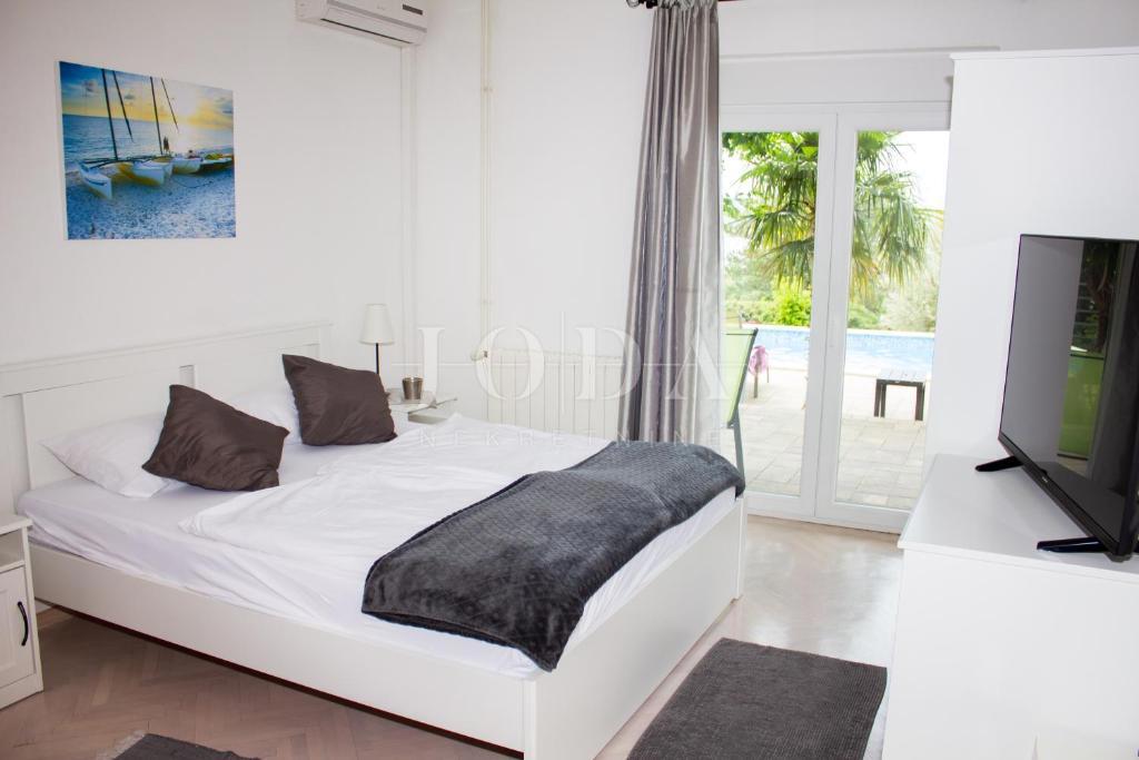 Ekskluzivna nepremičnina v Crikvenici: 602 m², bazen, 8 apartmajev, 250 m od morja