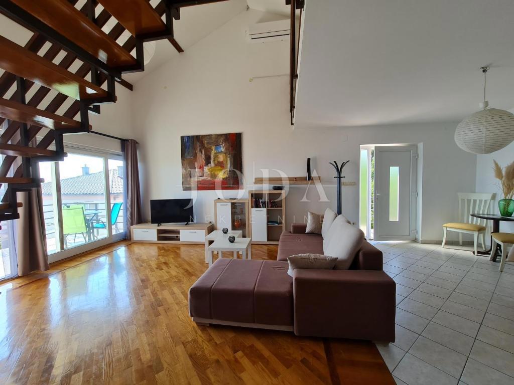 Ekskluzivna nepremičnina v Crikvenici: 602 m², bazen, 8 apartmajev, 250 m od morja