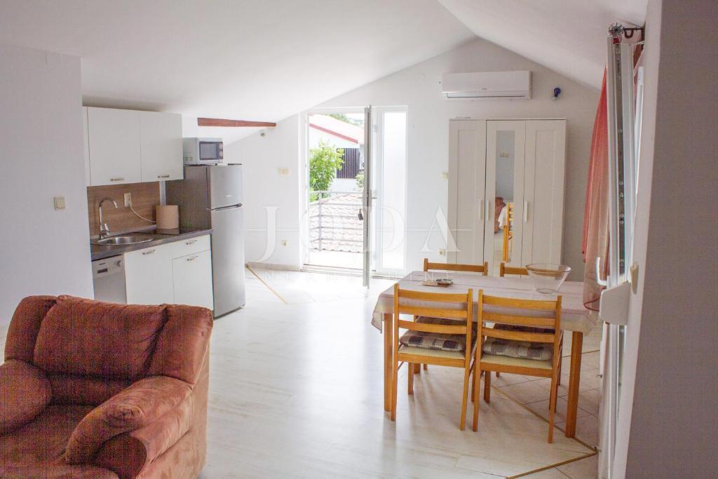 Ekskluzivna nepremičnina v Crikvenici: 602 m², bazen, 8 apartmajev, 250 m od morja