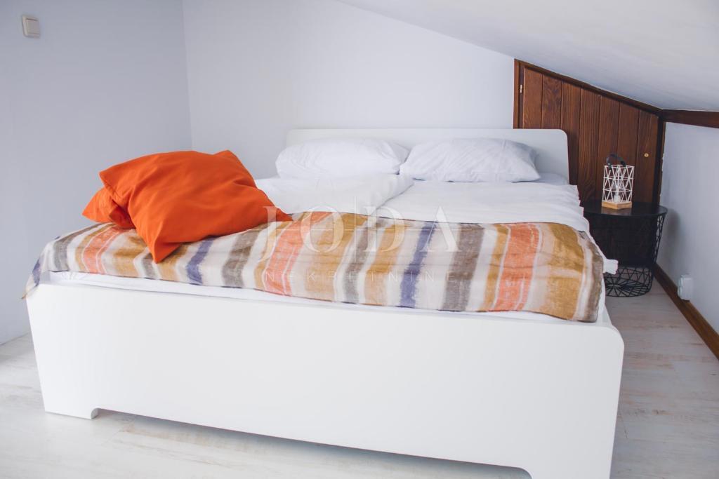 Ekskluzivna nepremičnina v Crikvenici: 602 m², bazen, 8 apartmajev, 250 m od morja