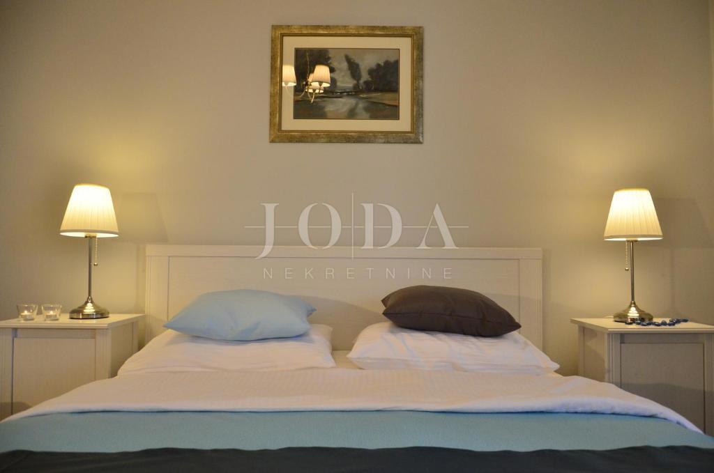 Ekskluzivna nepremičnina v Crikvenici: 602 m², bazen, 8 apartmajev, 250 m od morja