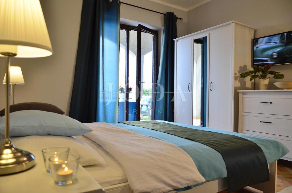 Ekskluzivna nepremičnina v Crikvenici: 602 m², bazen, 8 apartmajev, 250 m od morja