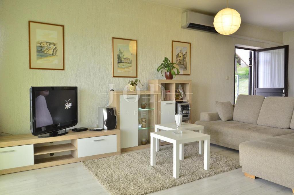 Ekskluzivna nepremičnina v Crikvenici: 602 m², bazen, 8 apartmajev, 250 m od morja