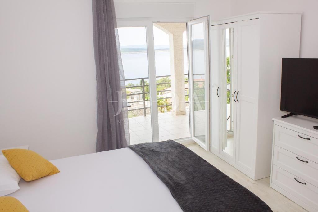 Ekskluzivna nepremičnina v Crikvenici: 602 m², bazen, 8 apartmajev, 250 m od morja