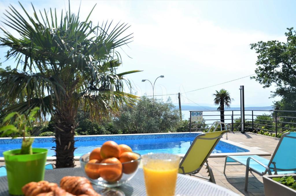 Ekskluzivna nepremičnina v Crikvenici: 602 m², bazen, 8 apartmajev, 250 m od morja