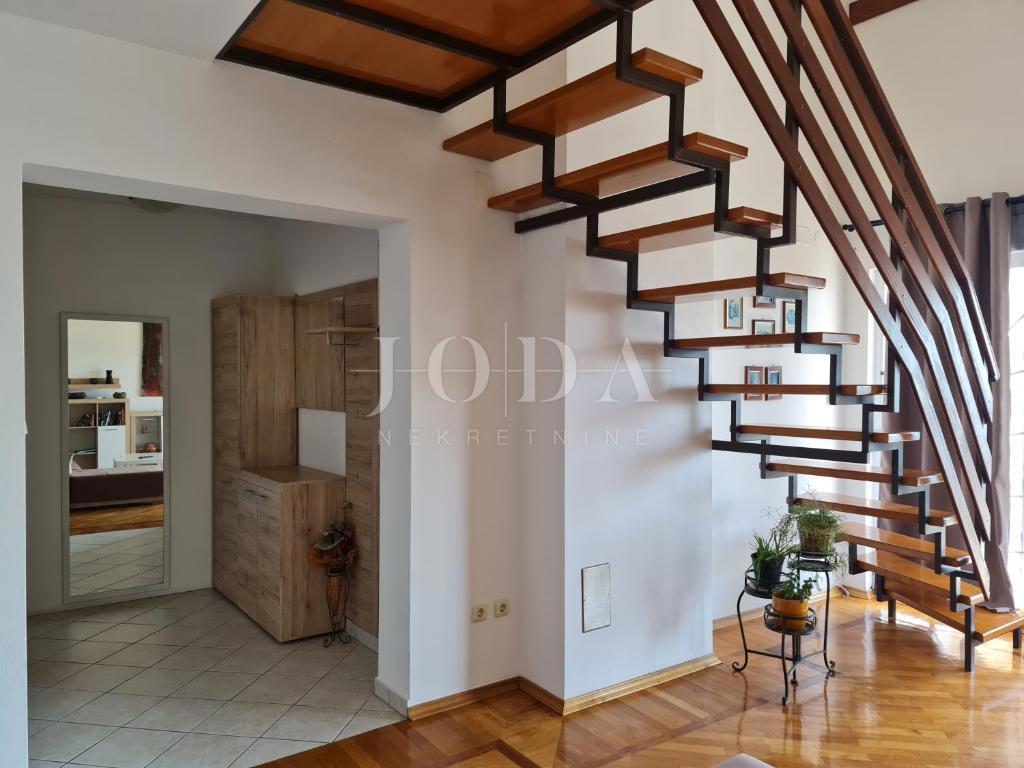 Ekskluzivna nepremičnina v Crikvenici: 602 m², bazen, 8 apartmajev, 250 m od morja