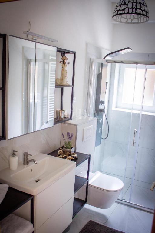 Ekskluzivna nepremičnina v Crikvenici: 602 m², bazen, 8 apartmajev, 250 m od morja