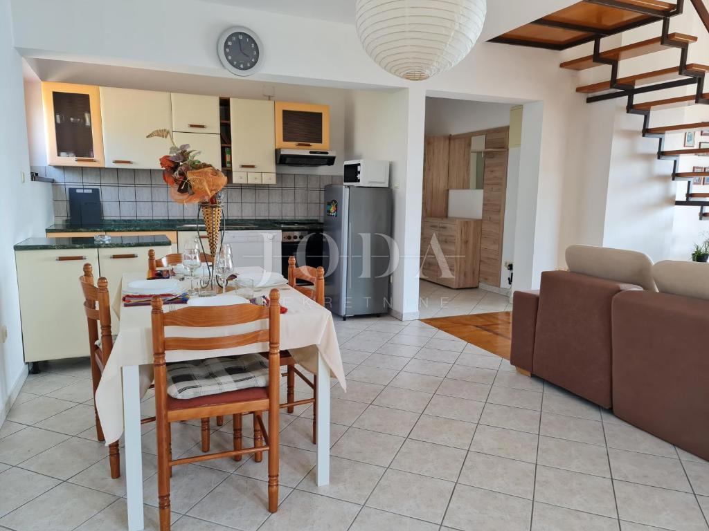 Ekskluzivna nepremičnina v Crikvenici: 602 m², bazen, 8 apartmajev, 250 m od morja