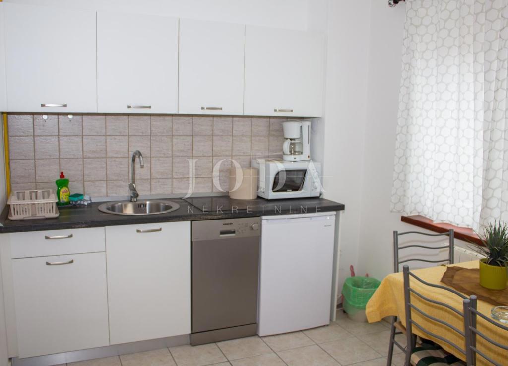 Ekskluzivna nepremičnina v Crikvenici: 602 m², bazen, 8 apartmajev, 250 m od morja
