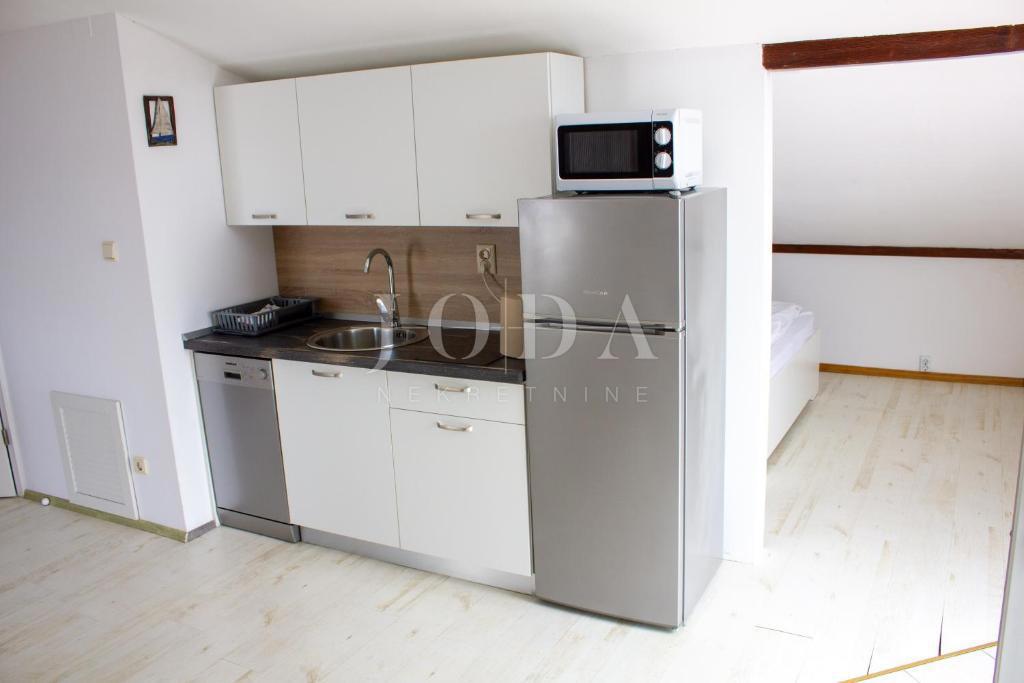 Ekskluzivna nepremičnina v Crikvenici: 602 m², bazen, 8 apartmajev, 250 m od morja