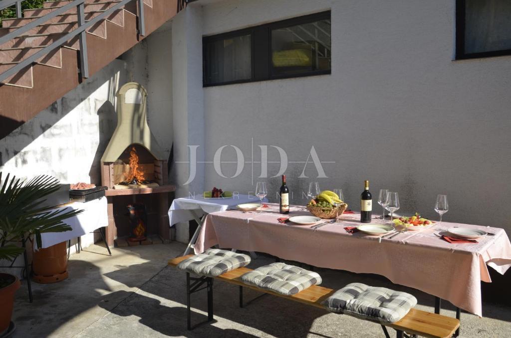 Ekskluzivna nepremičnina v Crikvenici: 602 m², bazen, 8 apartmajev, 250 m od morja