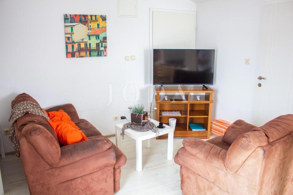 Ekskluzivna nepremičnina v Crikvenici: 602 m², bazen, 8 apartmajev, 250 m od morja