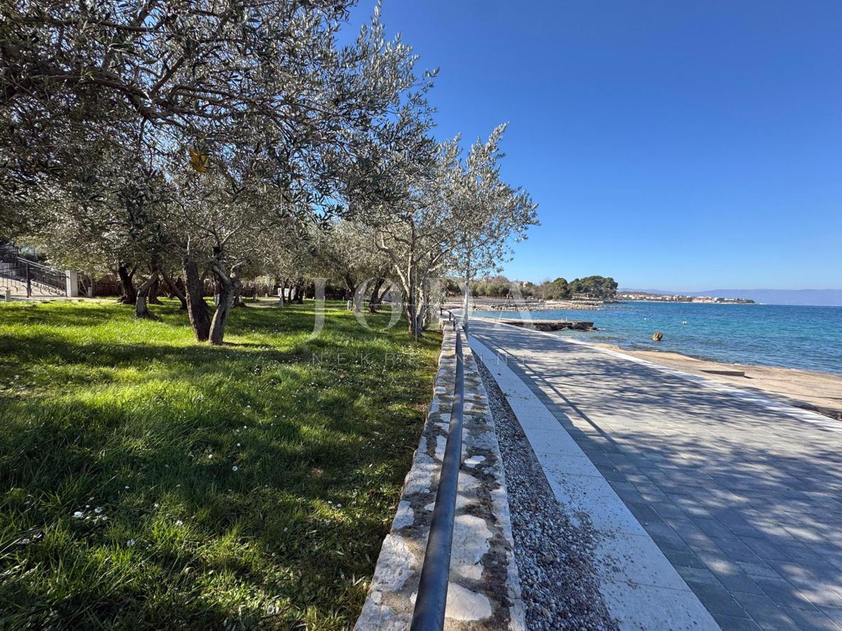 Moderno opremljeno stanovanje v pritličju z vrtom