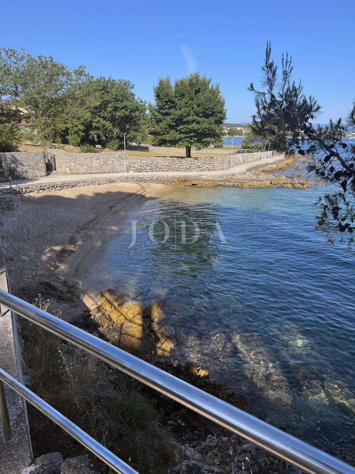 Moderno opremljeno stanovanje v pritličju z vrtom