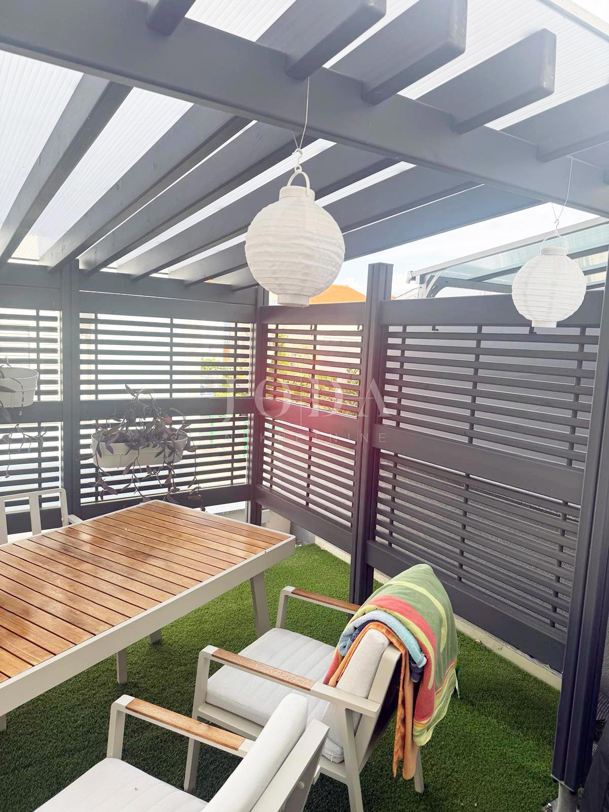 Moderno opremljeno stanovanje v pritličju z vrtom