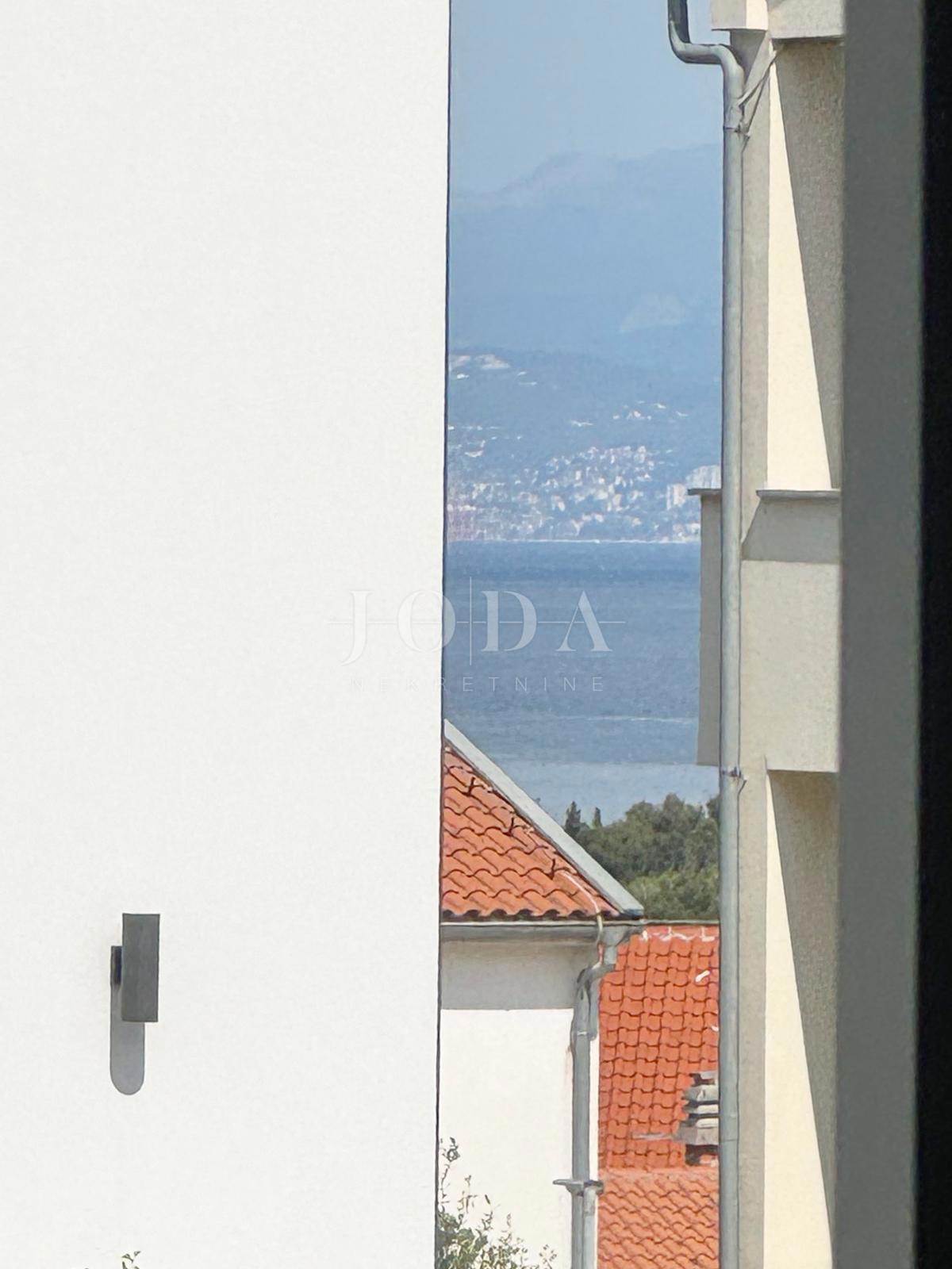 Moderno opremljeno stanovanje v pritličju z vrtom