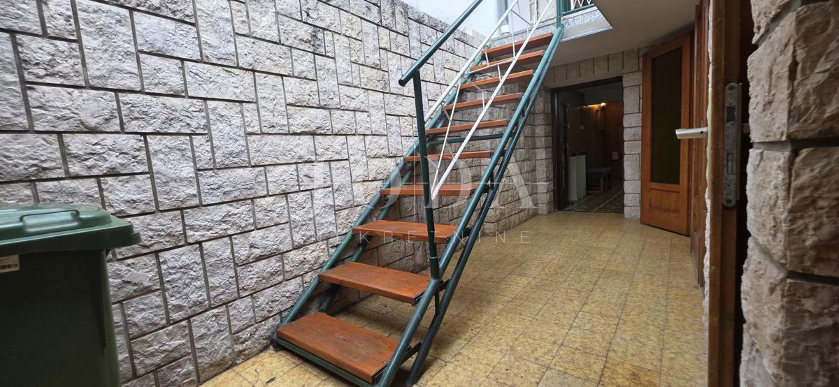 Hiša s teraso in pogledom na morje | Selce, blizu plaže – prodaja