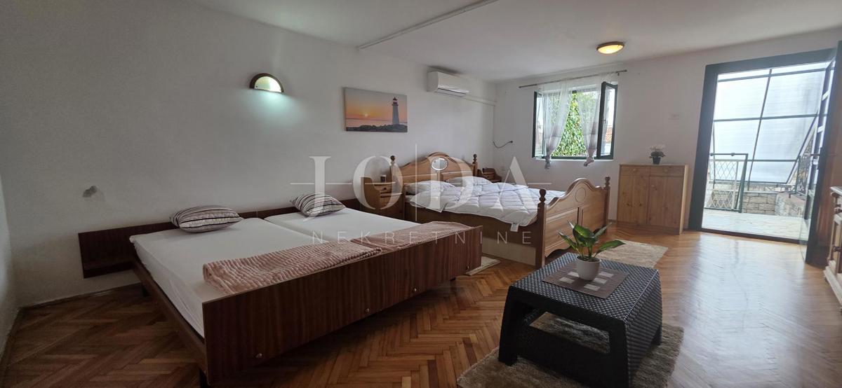 Hiša s teraso in pogledom na morje | Selce, blizu plaže – prodaja