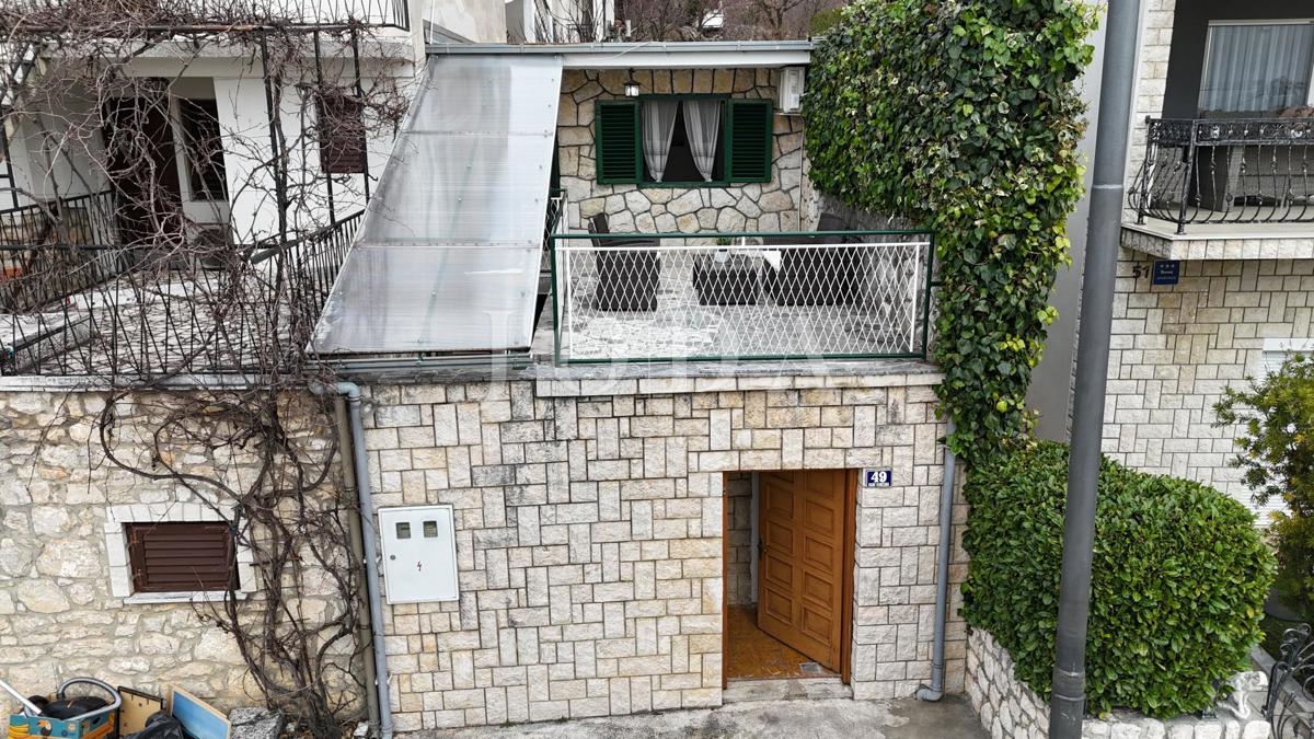 Hiša s teraso in pogledom na morje | Selce, blizu plaže – prodaja