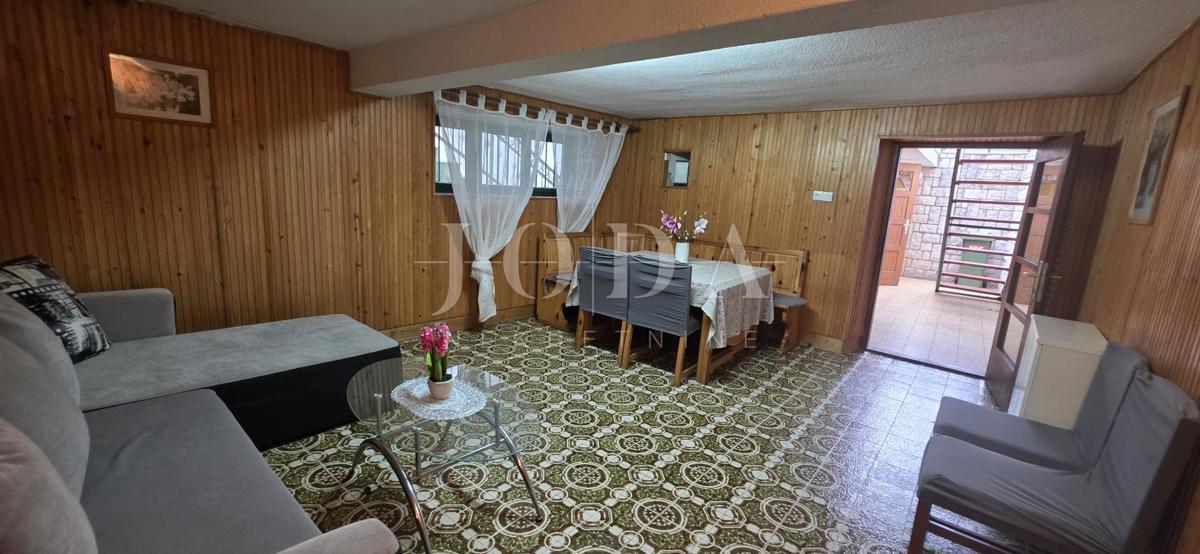 Hiša s teraso in pogledom na morje | Selce, blizu plaže – prodaja