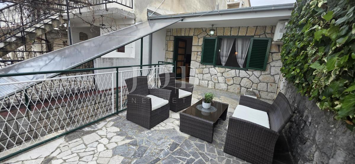 Hiša s teraso in pogledom na morje | Selce, blizu plaže – prodaja