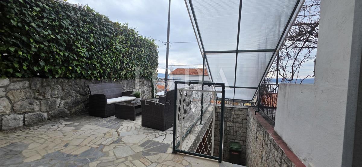 Hiša s teraso in pogledom na morje | Selce, blizu plaže – prodaja