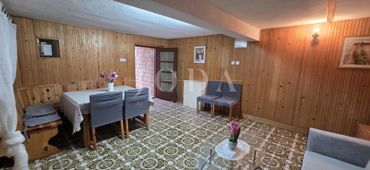 Hiša s teraso in pogledom na morje | Selce, blizu plaže – prodaja