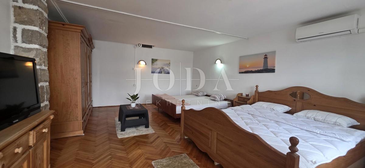 Hiša s teraso in pogledom na morje | Selce, blizu plaže – prodaja