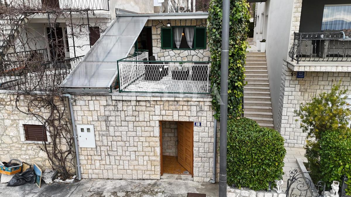 Hiša s teraso in pogledom na morje | Selce, blizu plaže – prodaja