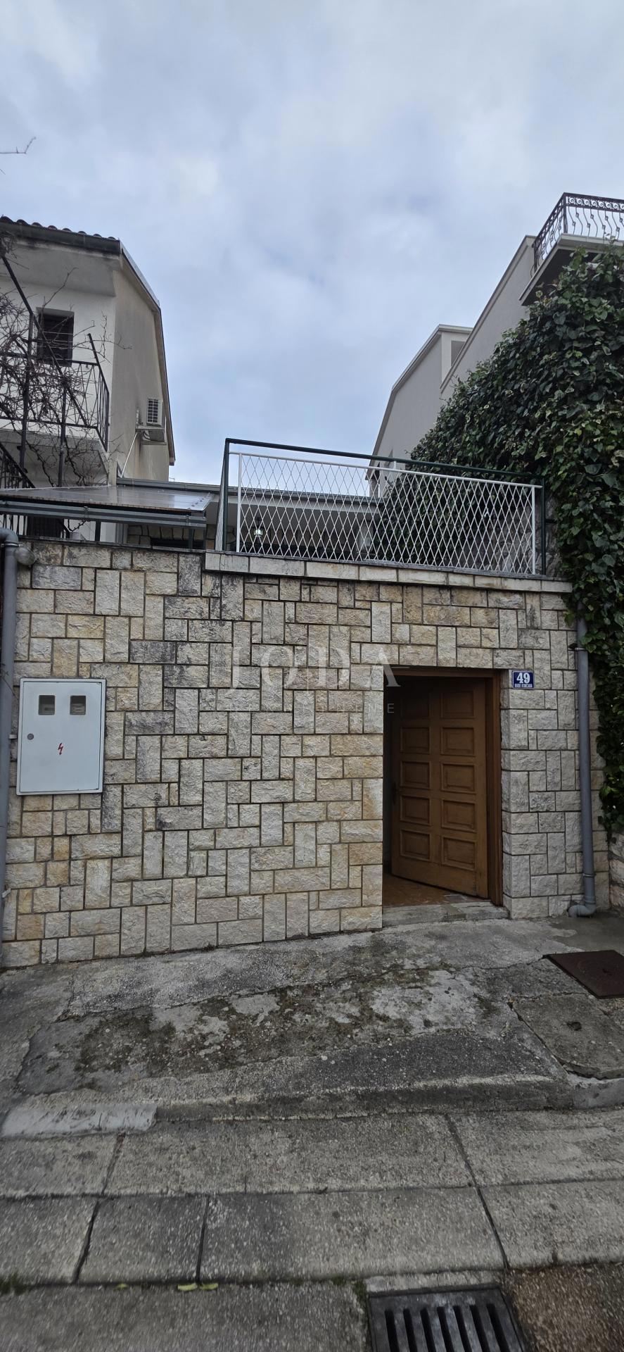 Hiša s teraso in pogledom na morje | Selce, blizu plaže – prodaja