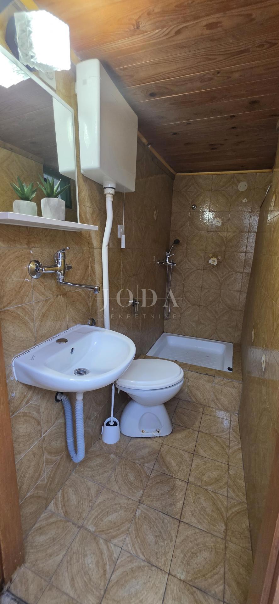 Hiša s teraso in pogledom na morje | Selce, blizu plaže – prodaja