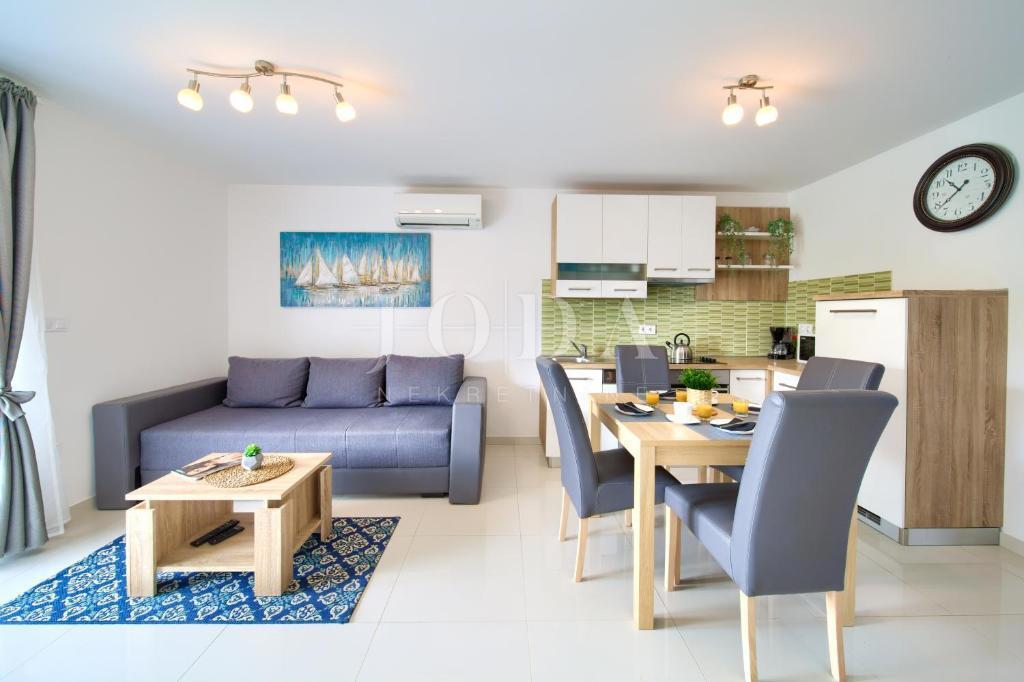 Dva moderna apartmaja na odlični lokaciji blizu morja