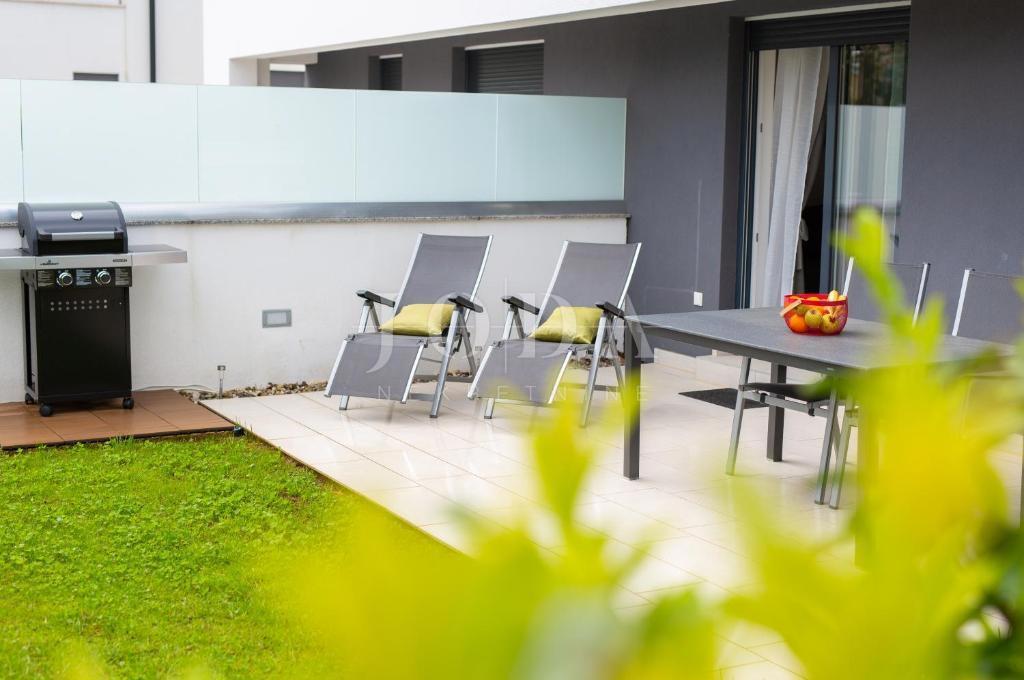 Dva moderna apartmaja na odlični lokaciji blizu morja