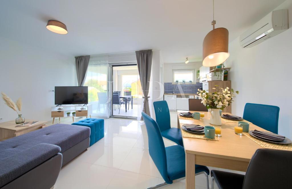 Dva moderna apartmaja na odlični lokaciji blizu morja