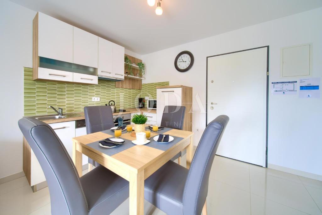 Dva moderna apartmaja na odlični lokaciji blizu morja