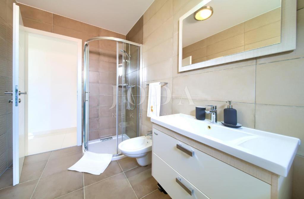 Dva moderna apartmaja na odlični lokaciji blizu morja