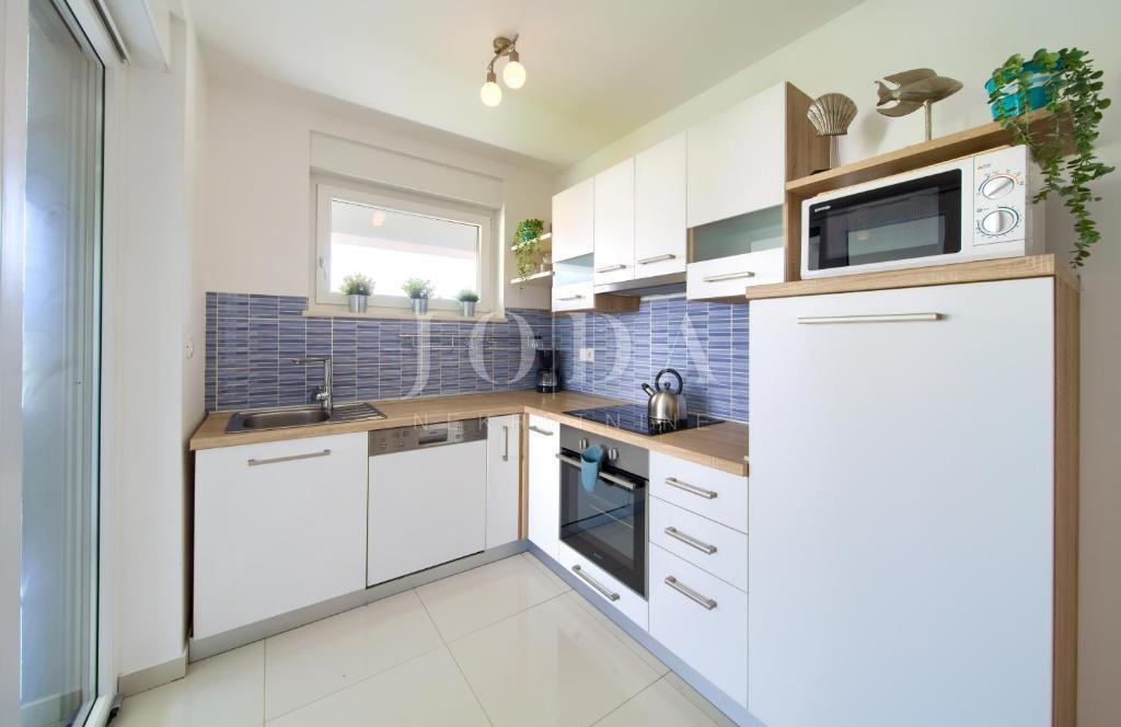 Dva moderna apartmaja na odlični lokaciji blizu morja