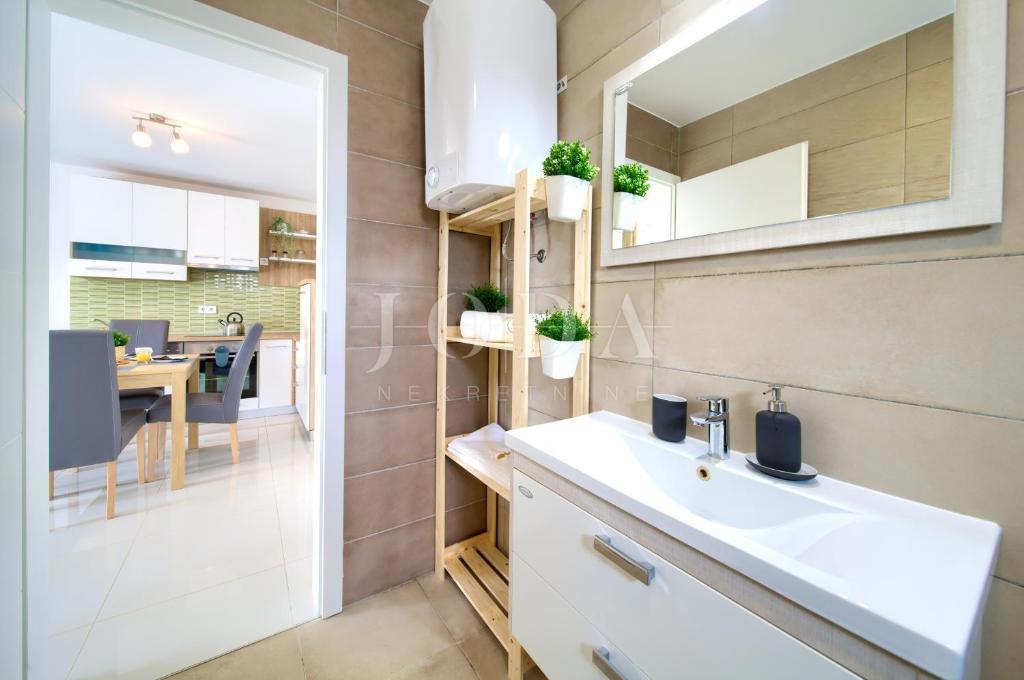 Dva moderna apartmaja na odlični lokaciji blizu morja