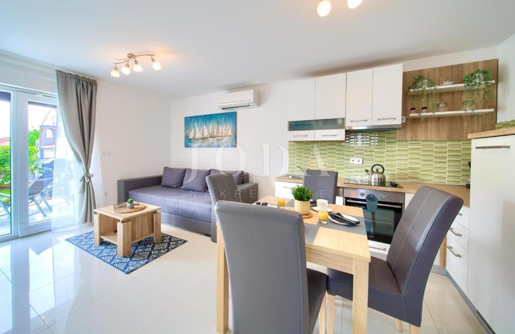 Dva moderna apartmaja na odlični lokaciji blizu morja