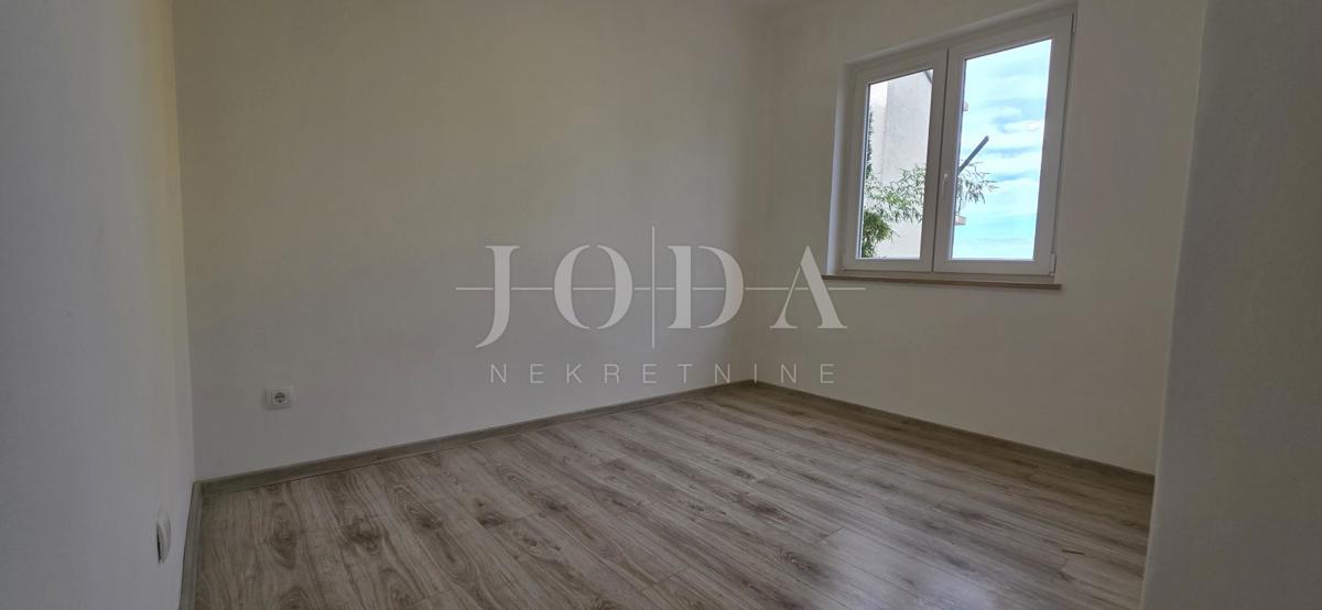 Prenovljeno trisobno stanovanje z dvoriščem in pogledom na morje – Crikvenica, 52 m²