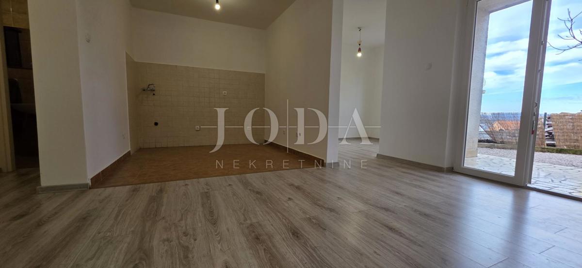 Prenovljeno trisobno stanovanje z dvoriščem in pogledom na morje – Crikvenica, 52 m²