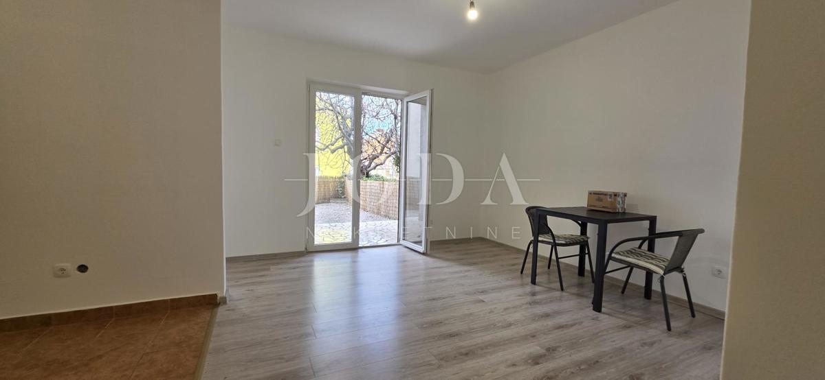 Prenovljeno trisobno stanovanje z dvoriščem in pogledom na morje – Crikvenica, 52 m²