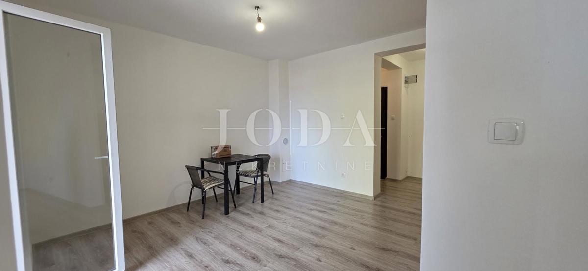 Prenovljeno trisobno stanovanje z dvoriščem in pogledom na morje – Crikvenica, 52 m²