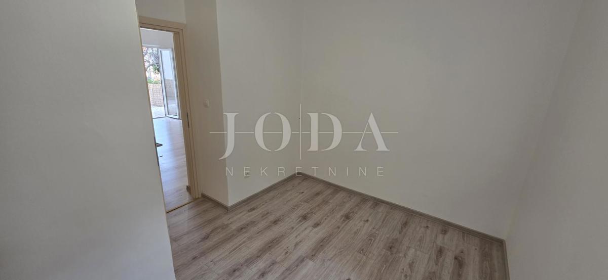 Prenovljeno trisobno stanovanje z dvoriščem in pogledom na morje – Crikvenica, 52 m²