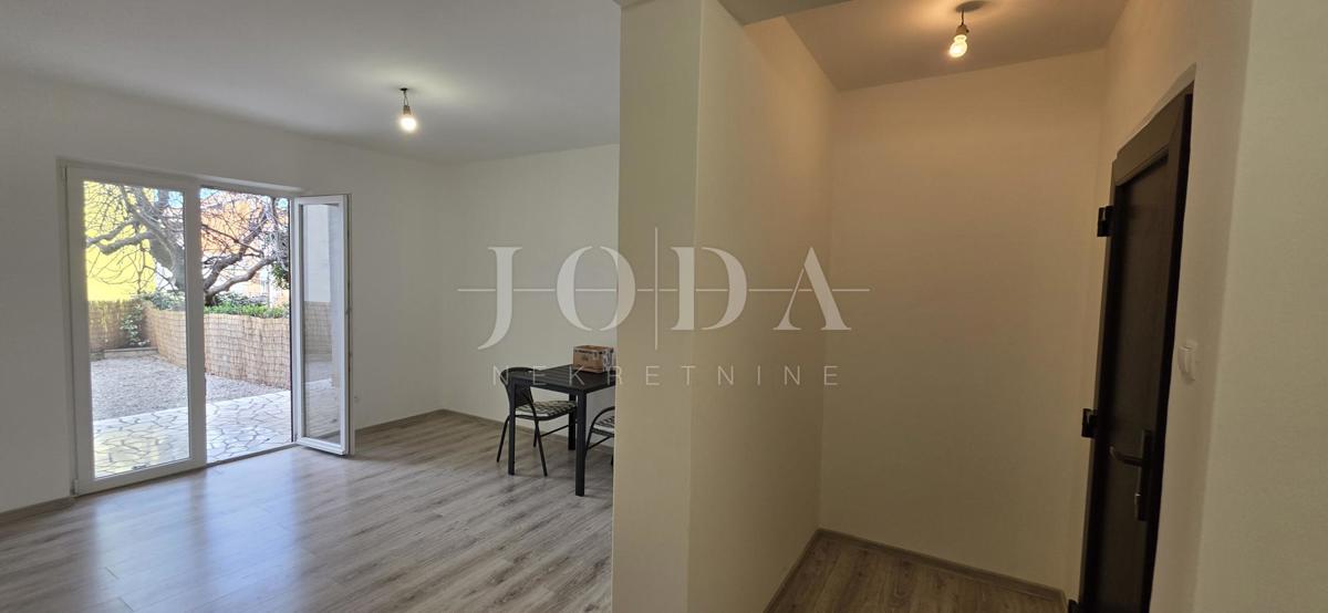 Prenovljeno trisobno stanovanje z dvoriščem in pogledom na morje – Crikvenica, 52 m²