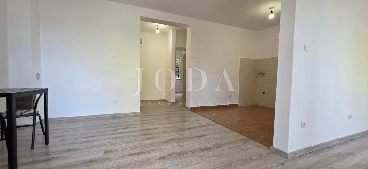 Prenovljeno trisobno stanovanje z dvoriščem in pogledom na morje – Crikvenica, 52 m²