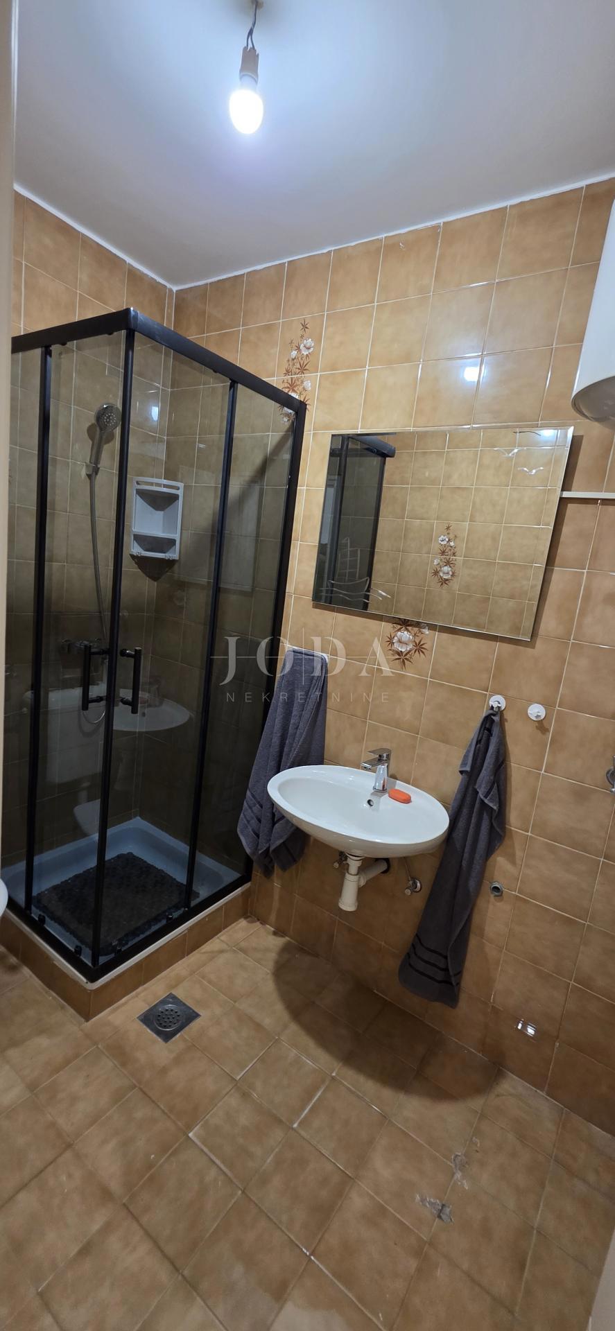 Prenovljeno trisobno stanovanje z dvoriščem in pogledom na morje – Crikvenica, 52 m²